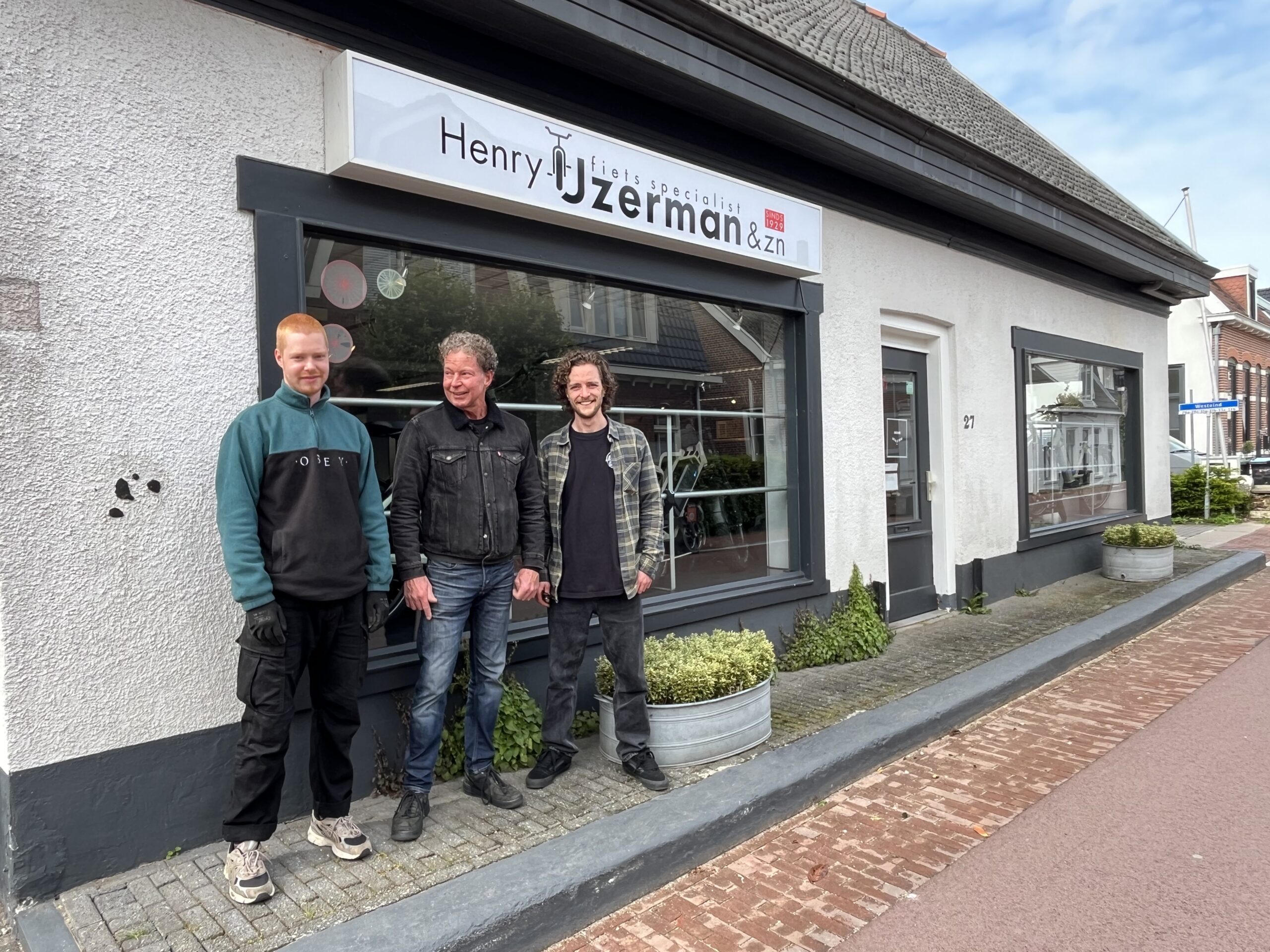 Bram. Henry en Lars IJzerman, de huidige generatie fietsenwinkel
