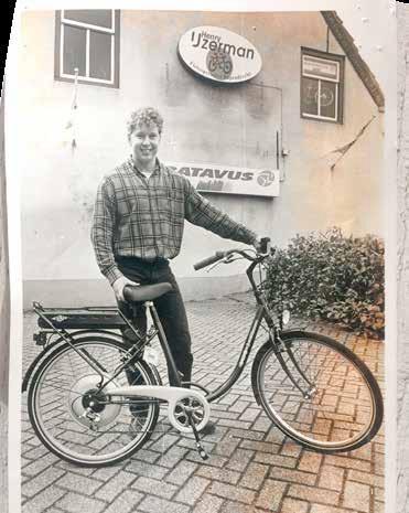 Henry IJzerman met de eerste elektrische fiets in de regio Drechtsteden